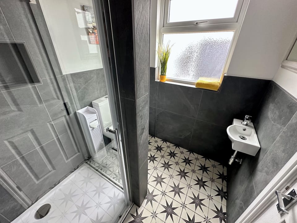 Double or Twin Room, Ensuite (Room 5) | Bathroom | Towels, soap