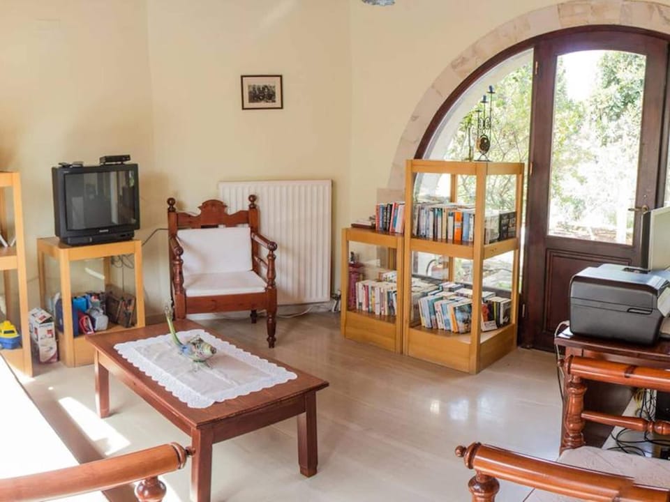 Bungalow, 5 Bedrooms, Smoking, Balcony | Living area | Books