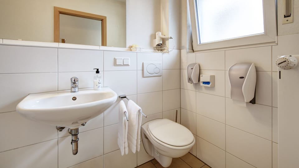 Classic Room | Bathroom | Hair dryer, towels