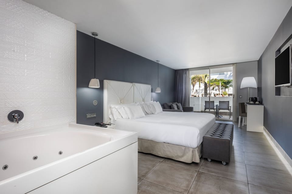 Premium bedding, minibar, desk, blackout drapes