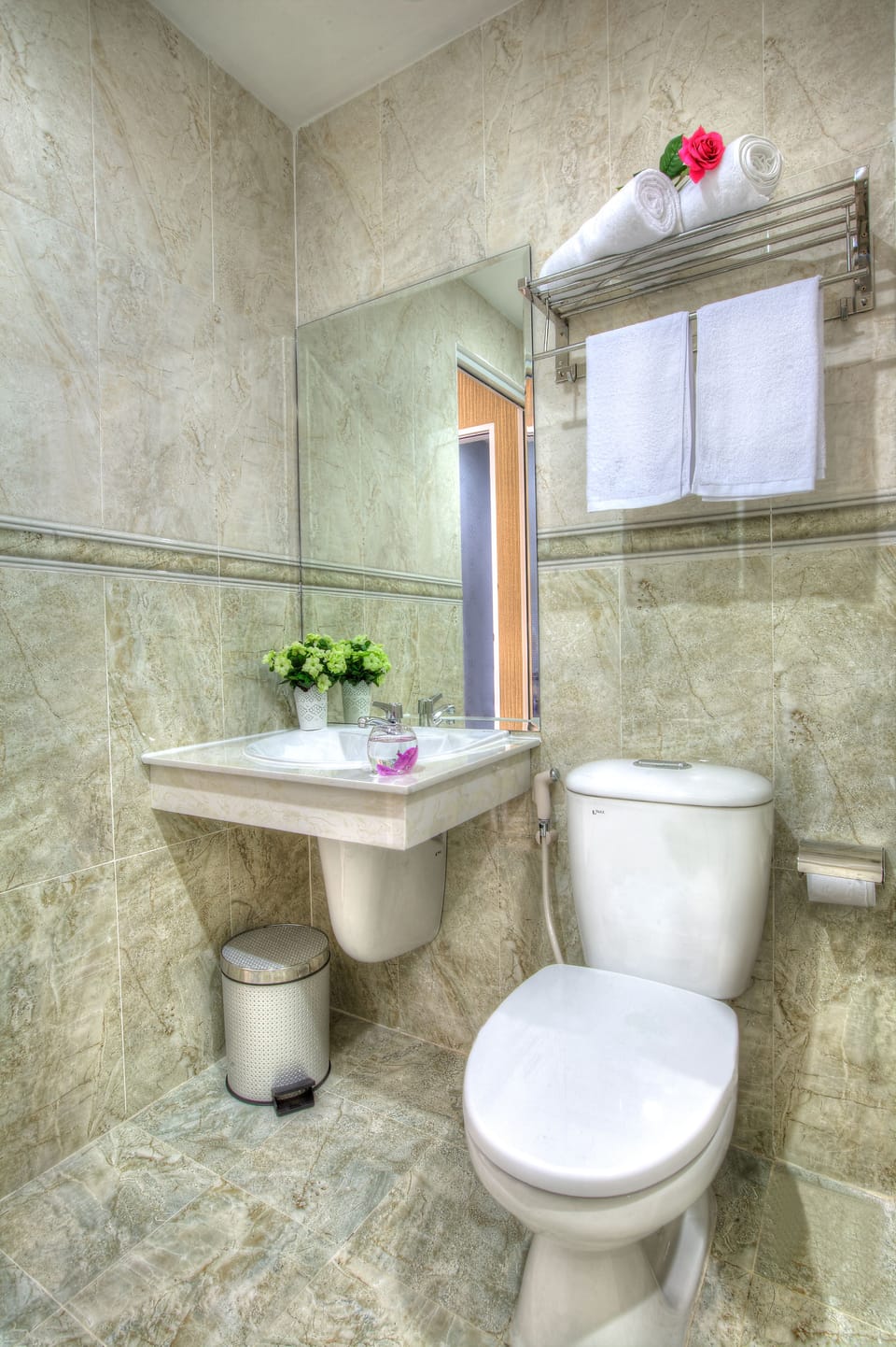 Shower, rainfall showerhead, free toiletries, hair dryer