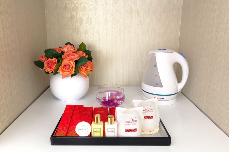 Shower, rainfall showerhead, free toiletries, hair dryer
