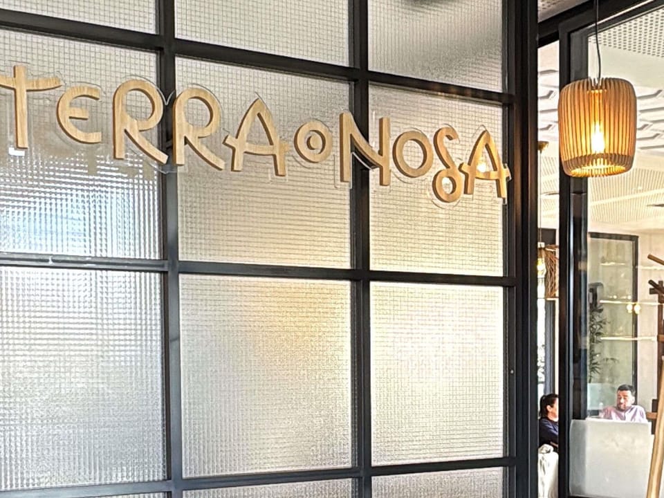 Breakfast, lunch, dinner served; Regional cuisine 