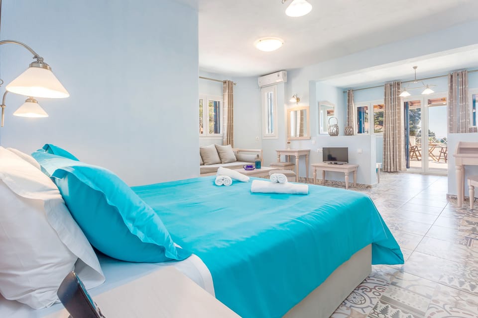 Superior Suite | Hypo-allergenic bedding, pillowtop beds, in-room safe