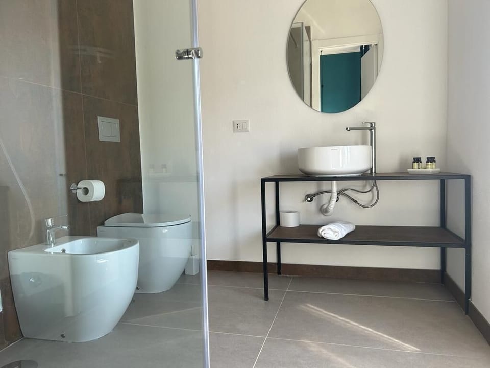 Superior Room | Bathroom | Shower, hair dryer, bidet, towels