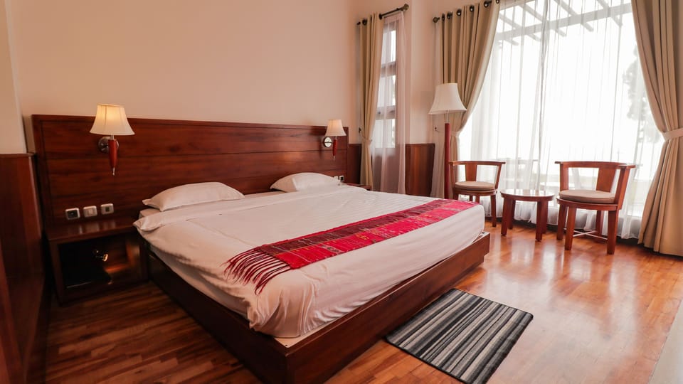 Tongging Point Hotel Deluxe Double/Twin, Lake Toba View | Desk, WiFi (free)