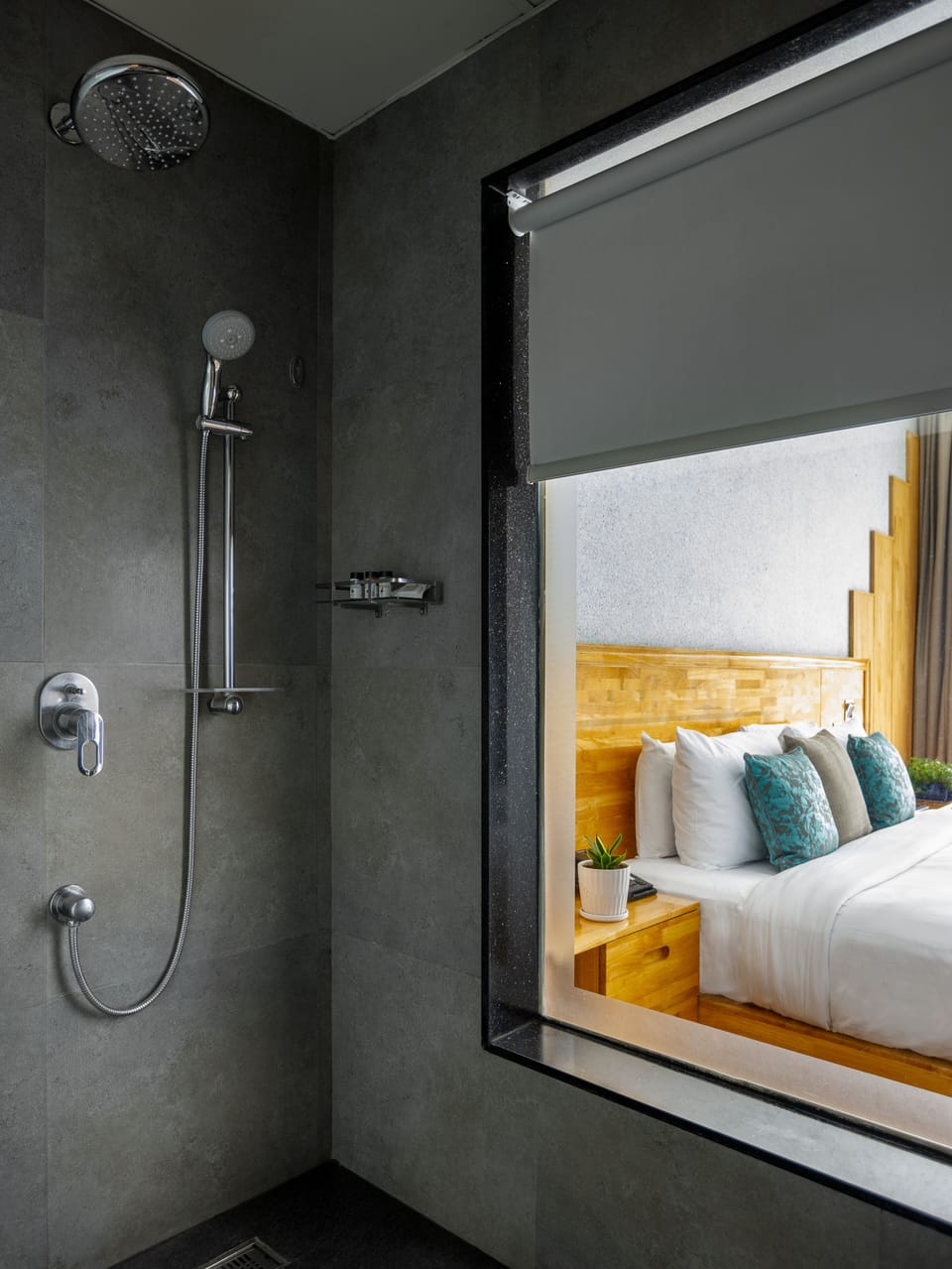Deluxe Double Room | Bathroom | Rainfall showerhead, free toiletries, hair dryer, slippers