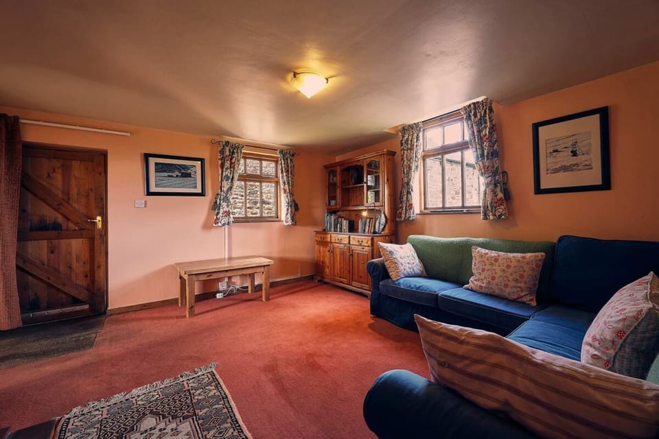 House | 2 bedrooms, desk