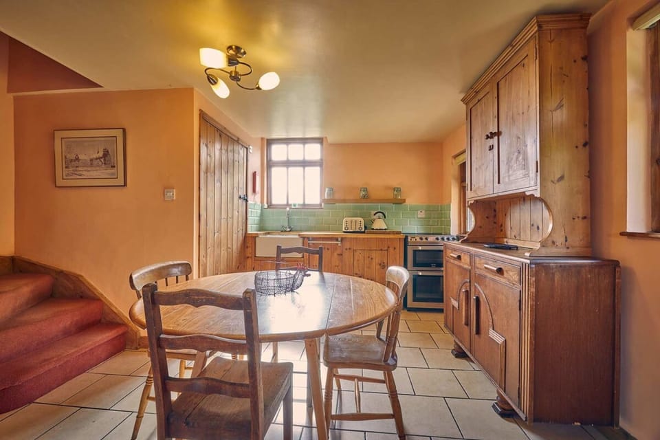 House | 2 bedrooms, desk