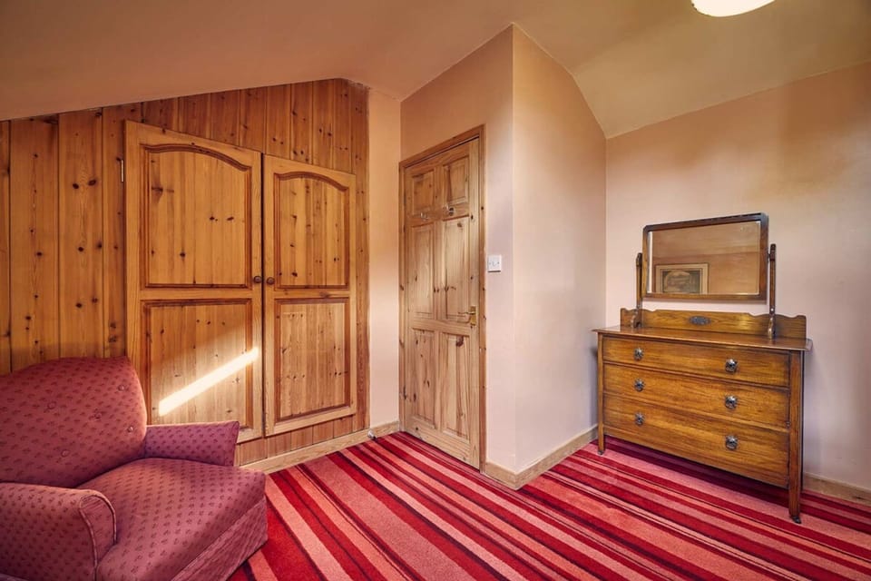 House | 2 bedrooms, desk