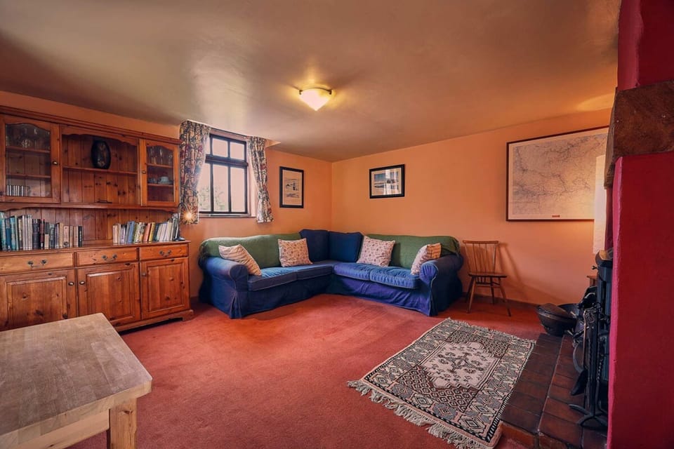 House | 2 bedrooms, desk