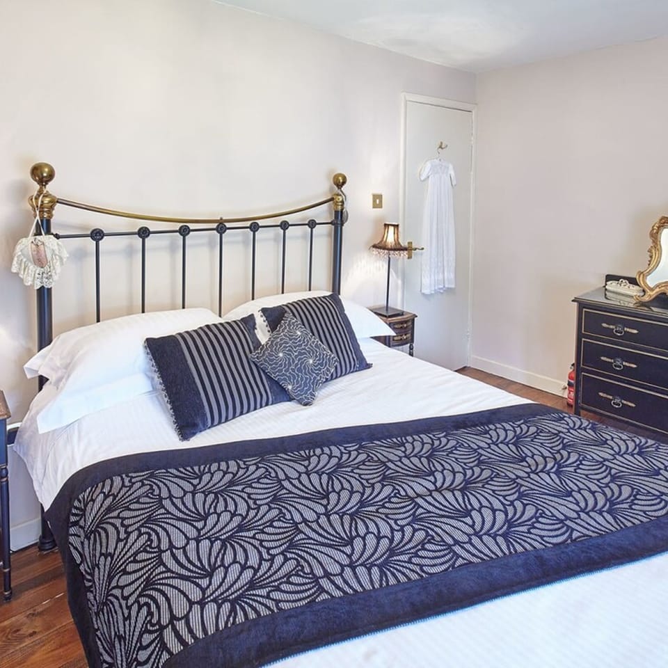 Host Stay Honeysuckle Cottage House in England