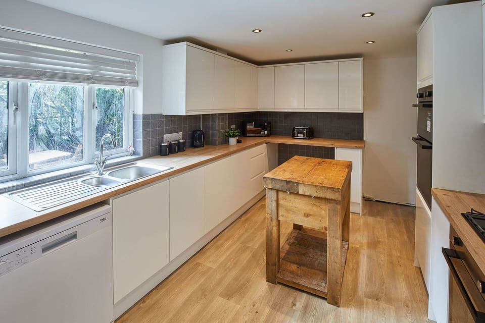 House | 6 bedrooms, desk
