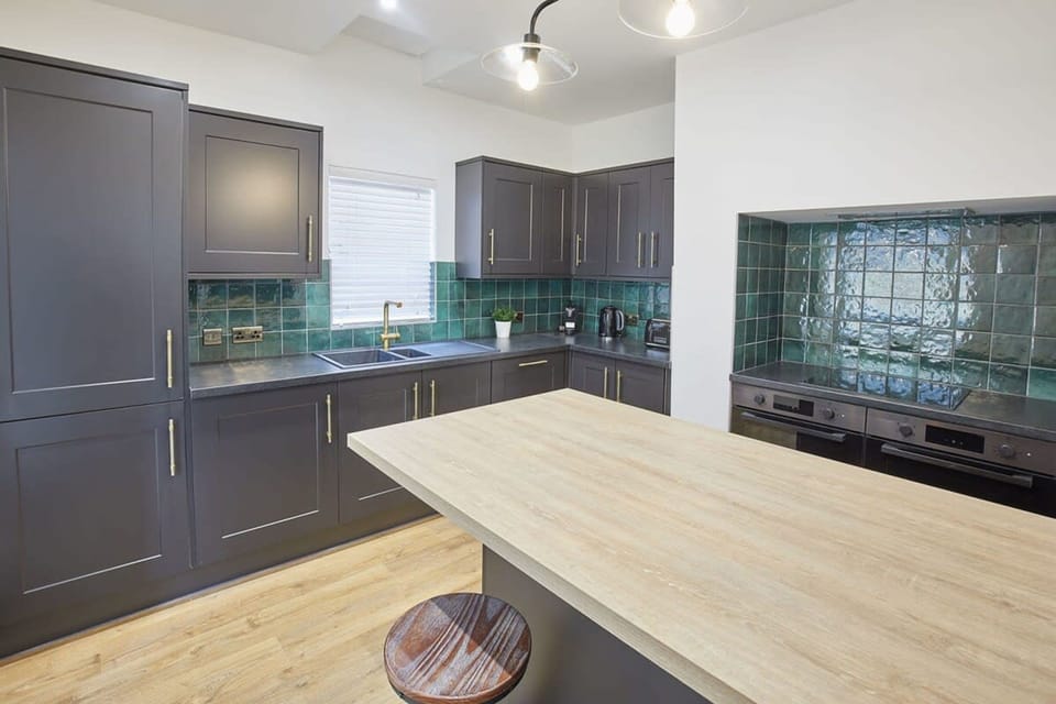 House | 6 bedrooms, desk