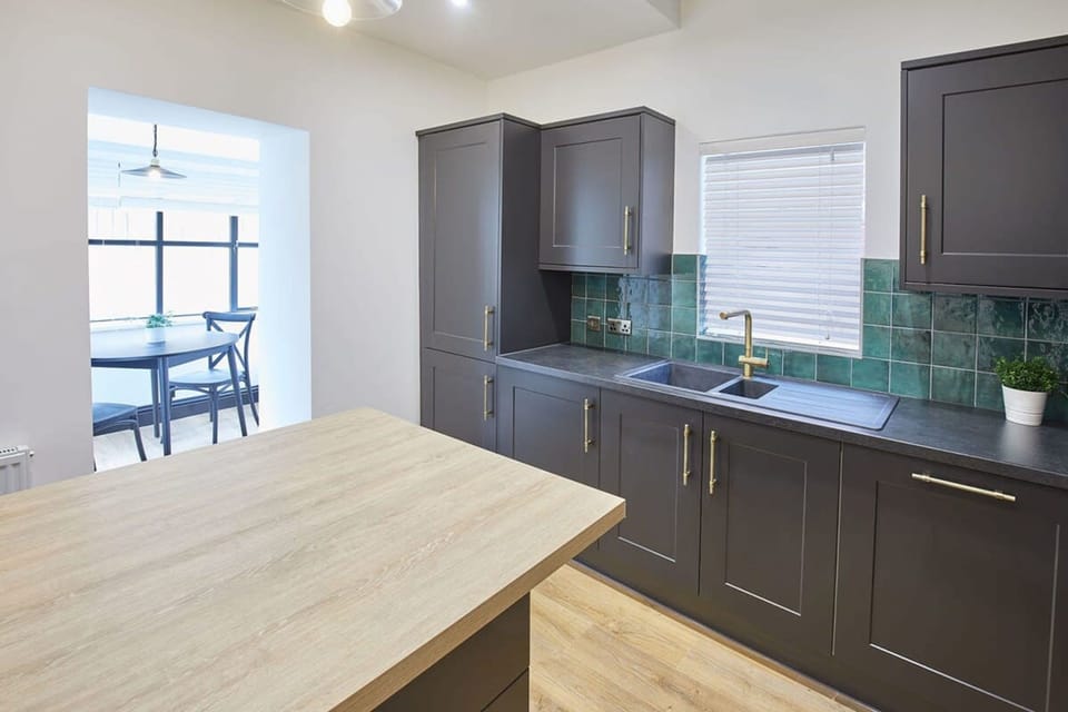 House | 6 bedrooms, desk