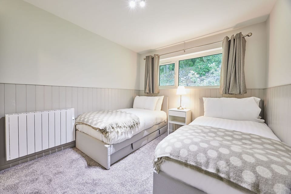 House | 3 bedrooms, desk