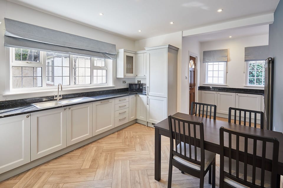 House | 3 bedrooms, desk