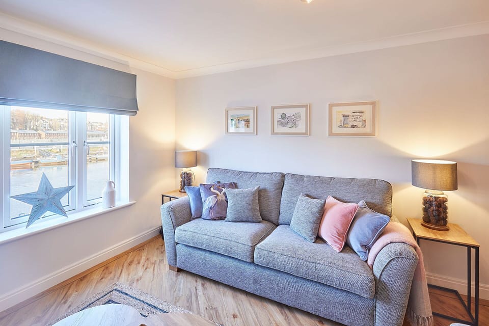 House | 2 bedrooms, desk