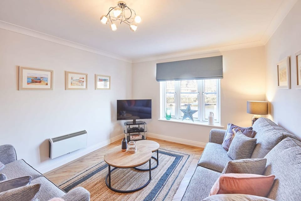 House | 2 bedrooms, desk