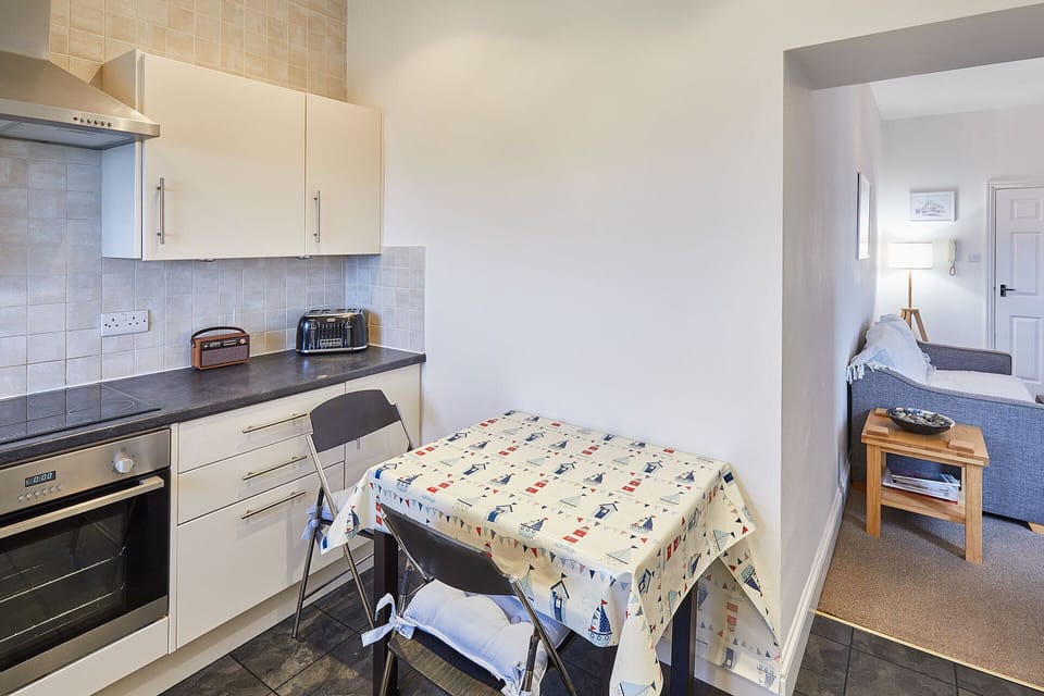 House | 2 bedrooms, desk