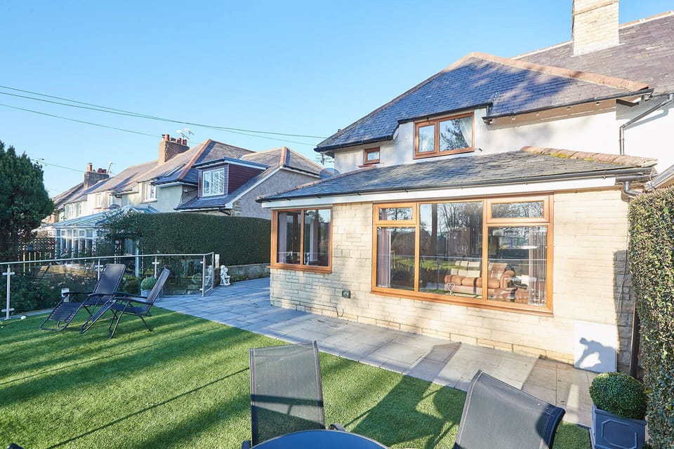 House | 2 bedrooms, desk