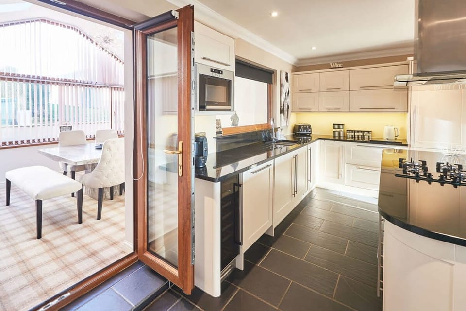 House | 2 bedrooms, desk