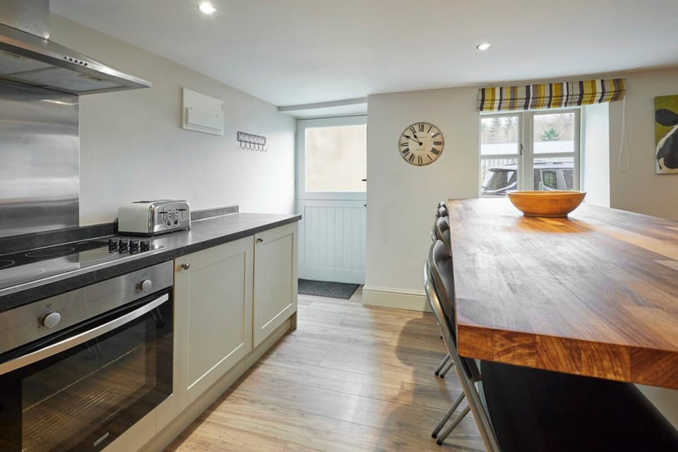 House | 2 bedrooms, desk