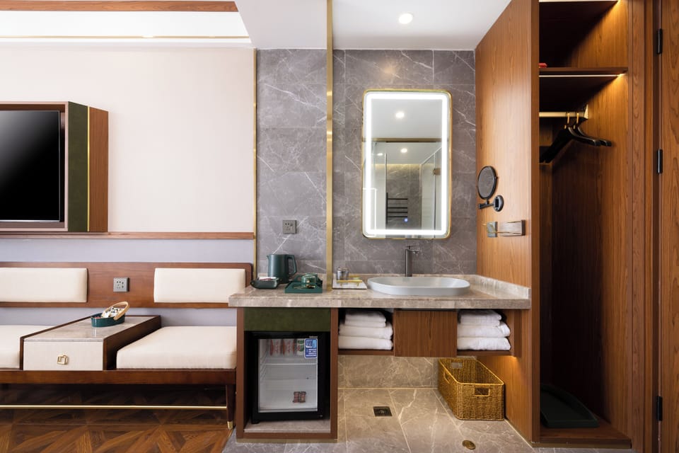 Business Twin Room | Memory foam beds, desk, laptop workspace, soundproofing