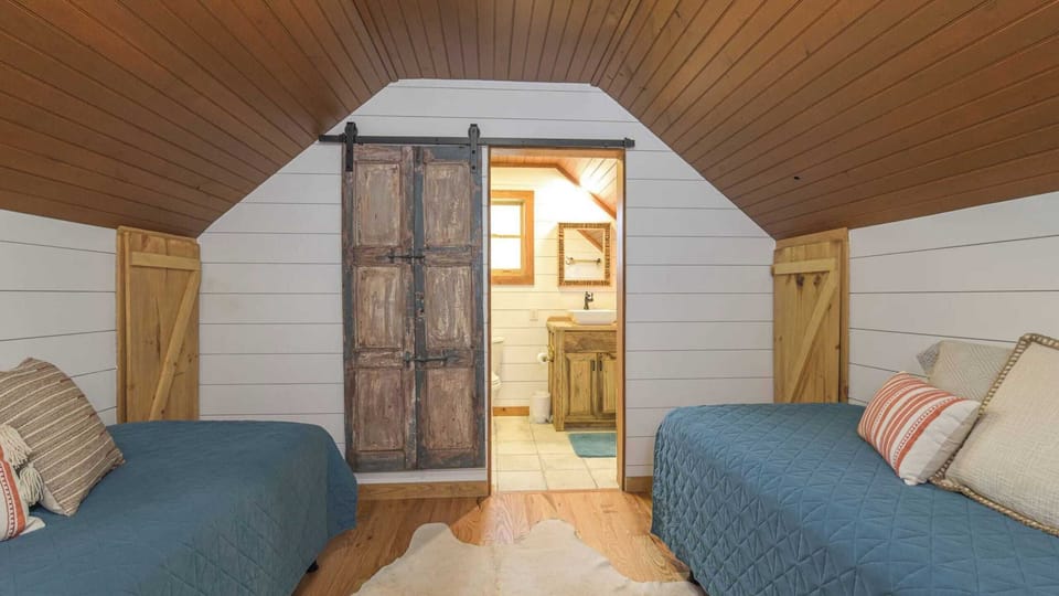 Charming Blue Ridge Cabin Private Pond and Waterfall Deer Haven by Avantstay Cottage in North Carolina