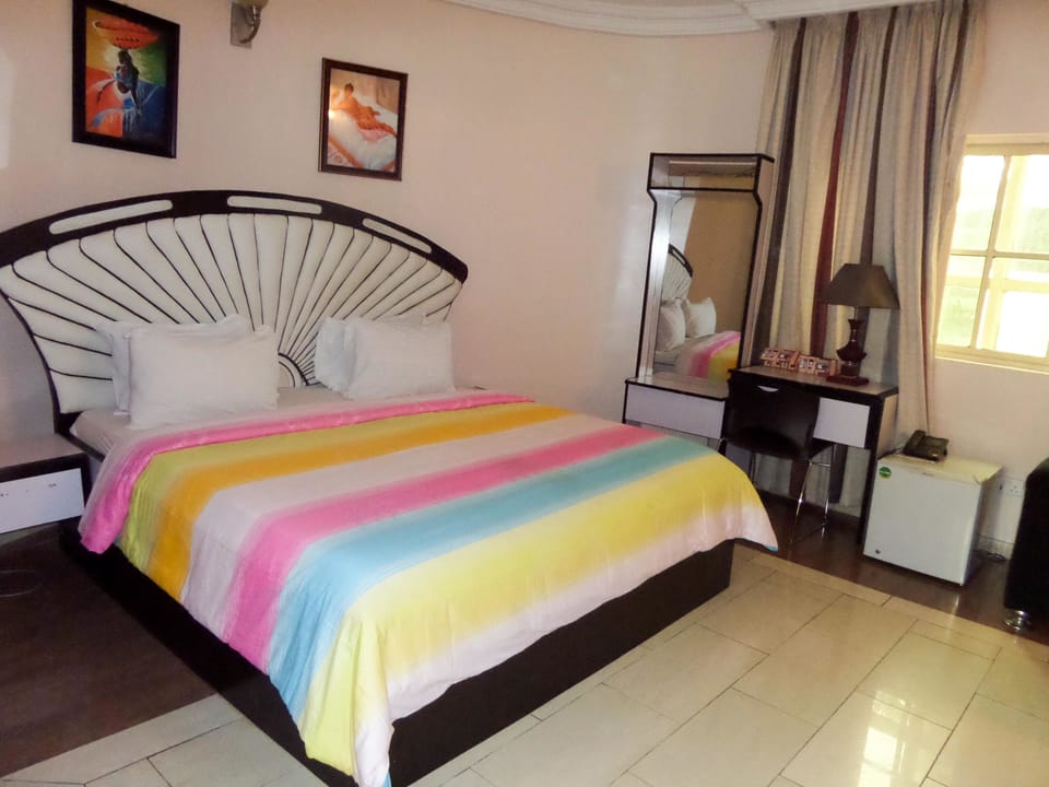 Diplomatic Room | Desk, laptop workspace, free WiFi, bed sheets
