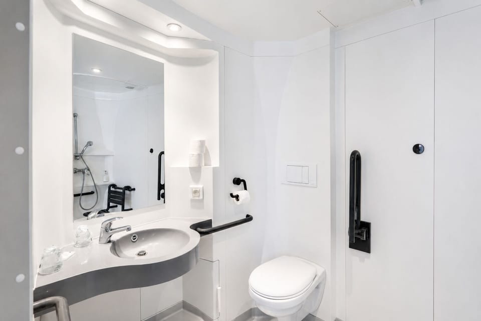 Triple Room | Bathroom | Shower, free toiletries, hair dryer, towels