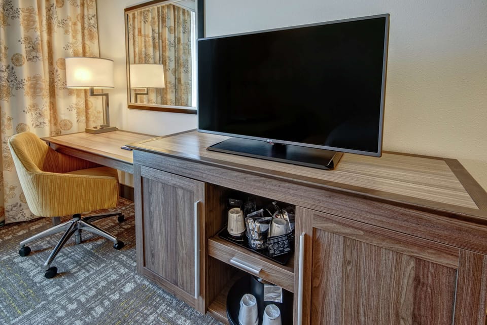 Desk, laptop workspace, iron/ironing board, free WiFi
