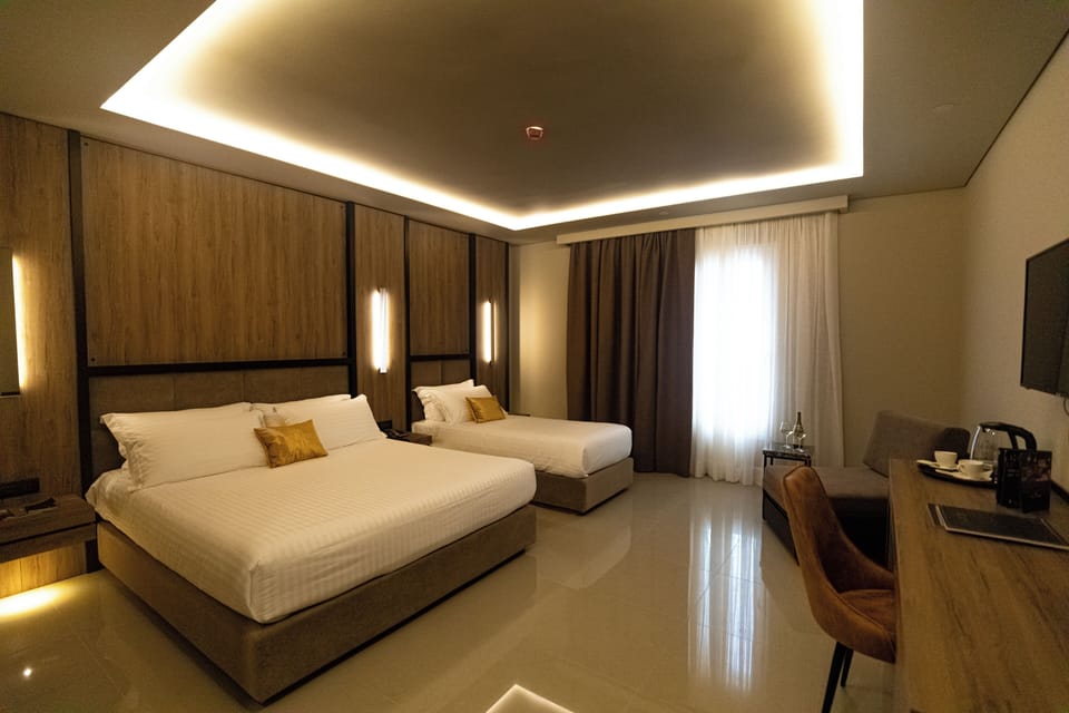Hypo-allergenic bedding, minibar, in-room safe, desk