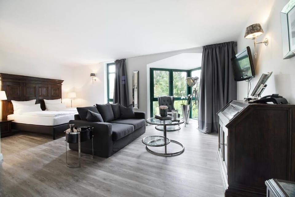 Deluxe Suite | Hypo-allergenic bedding, individually decorated, individually furnished