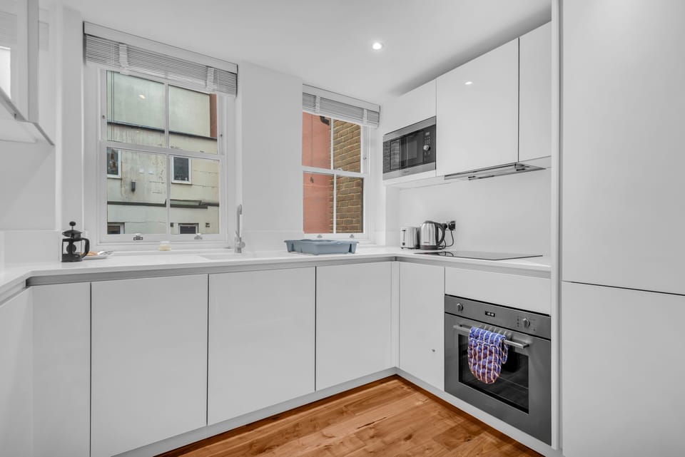 Executive Apartment | Private kitchen | Full-size fridge, oven, dishwasher, electric kettle