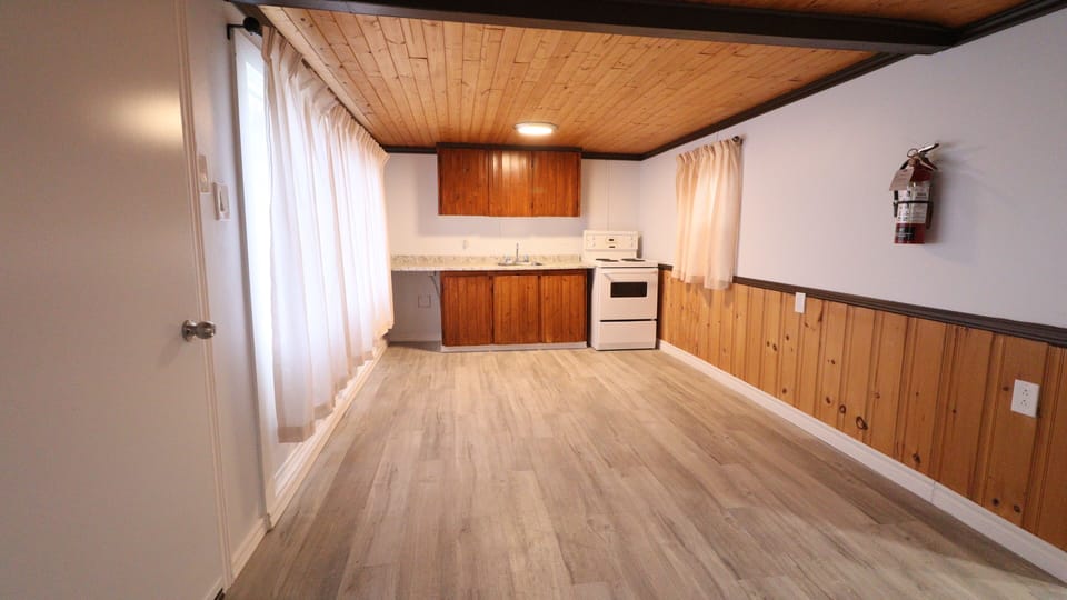 1 Bedroom Cottage | Private kitchen | Mini-fridge, microwave