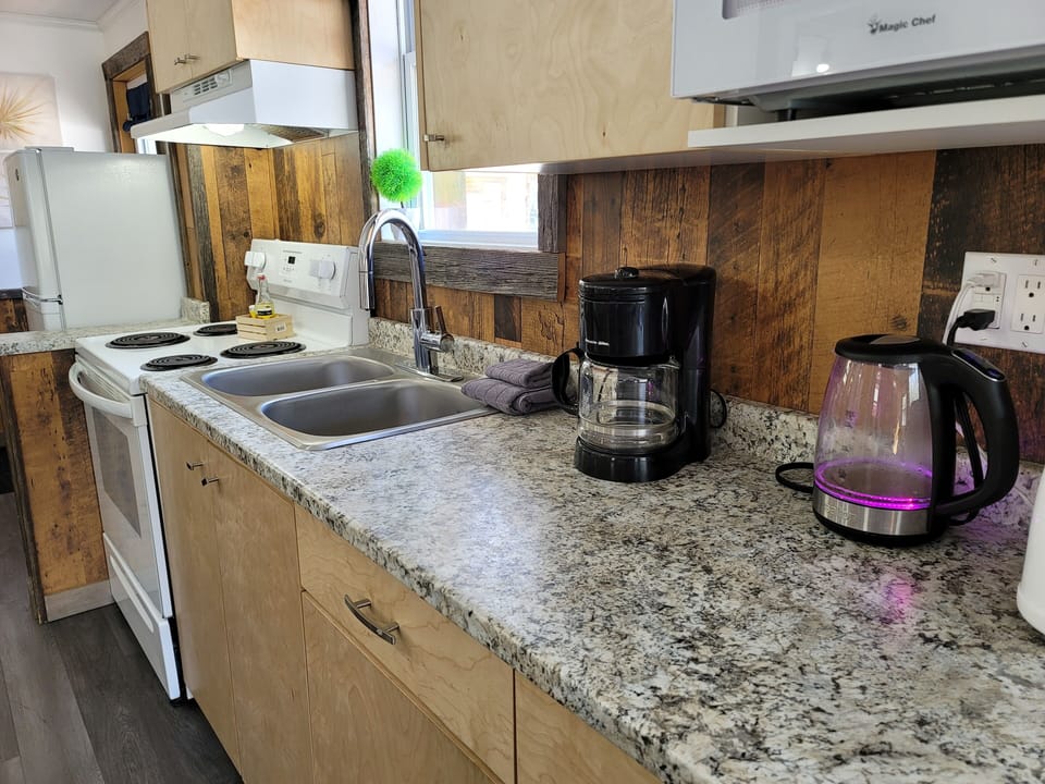 Family Chalet, 3 Bedrooms, Non Smoking, Kitchen | Private kitchen | Microwave