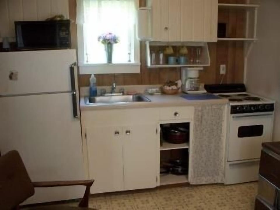 Coffee/tea maker, full-size fridge, microwave, cookware/dishes/utensils