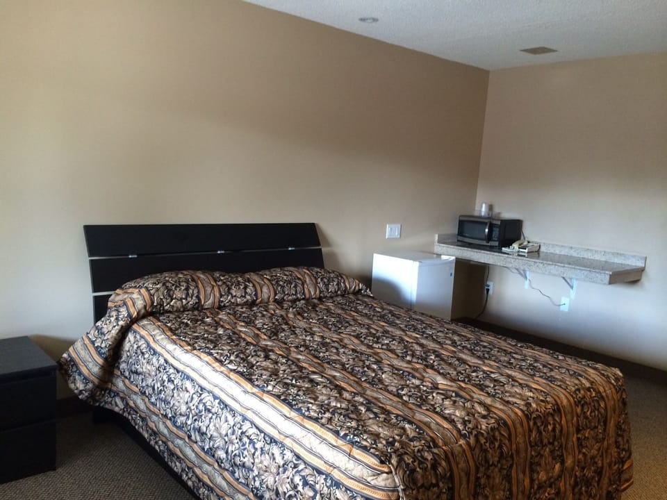Standard Room, 1 Queen Bed, Non Smoking | Free WiFi, bed sheets, wheelchair access