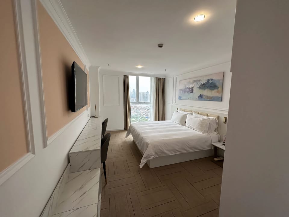 Deluxe King Room | Minibar, in-room safe, desk, laptop workspace