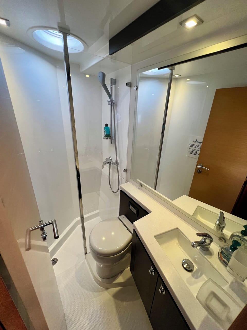 Deluxe Double Room, 1 Double Bed, Lake View (Pichette) | Bathroom | Shower, free toiletries, hair dryer, towels