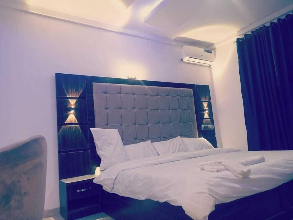 Gallery Room | 1 bedroom, in-room safe, free WiFi