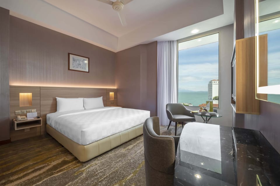 Superior Room, 1 King Bed | 1 bedroom, desk, blackout drapes, soundproofing