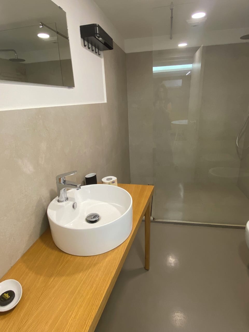 Shower, free toiletries, hair dryer, bidet