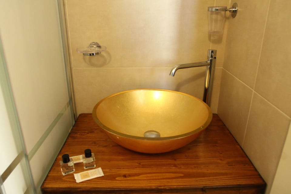 Executive Suite | Bathroom | Shower, free toiletries, hair dryer, bidet