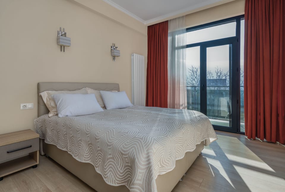 Deluxe Apartment | Desk, blackout drapes, soundproofing, iron/ironing board