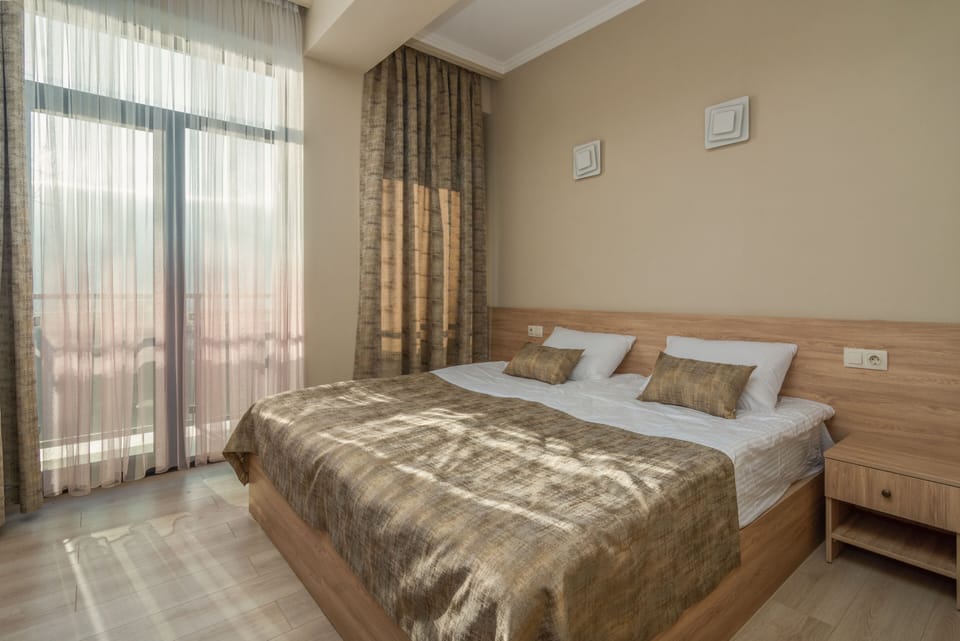 Standard Room, 2 Twin Beds, Non Smoking, Mountain View | Private kitchen | Electric kettle