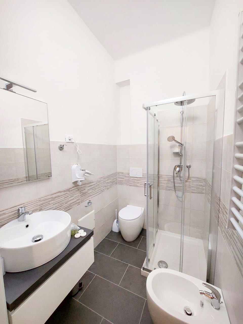 Shower, rainfall showerhead, free toiletries, hair dryer