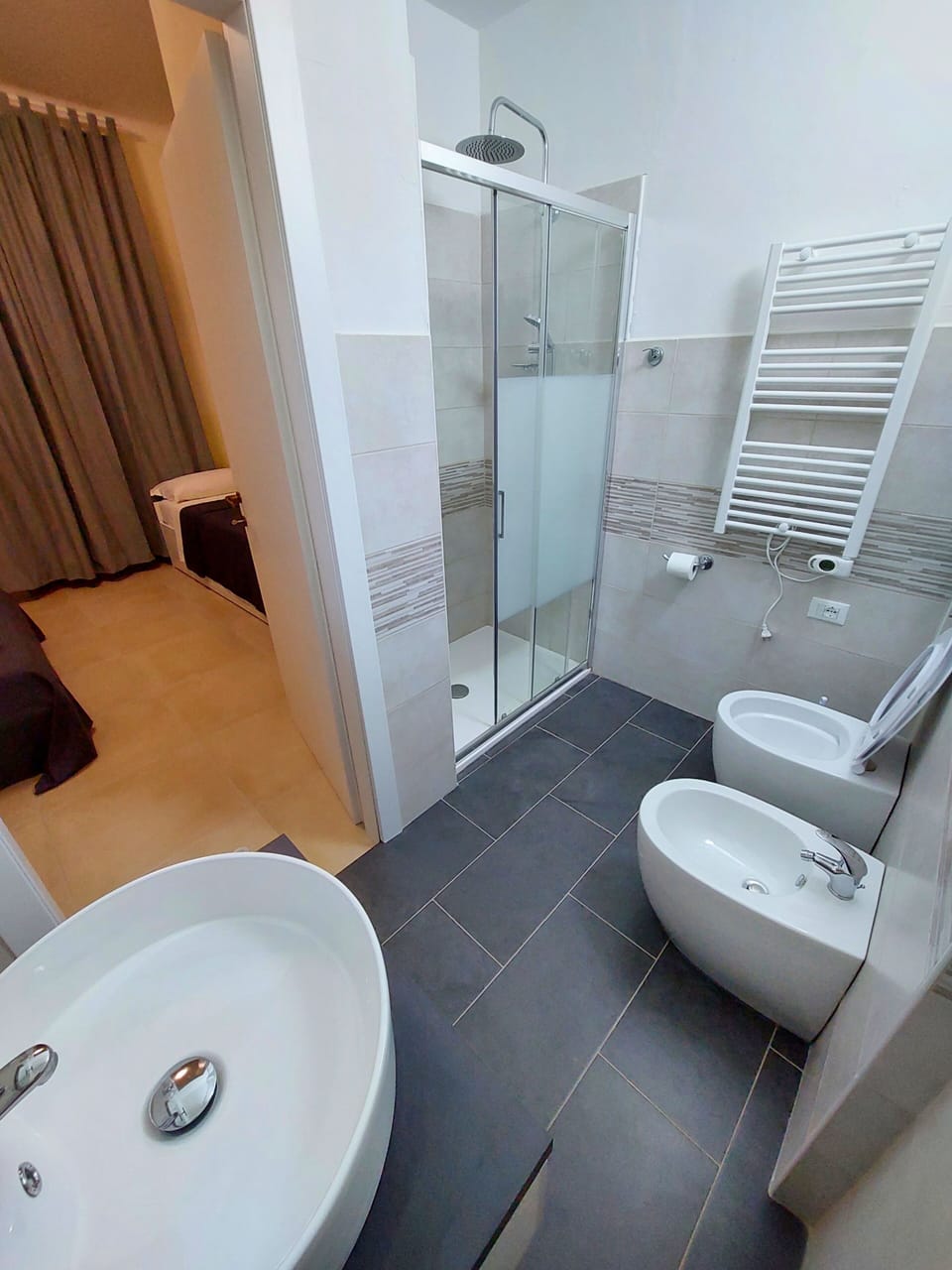 Shower, rainfall showerhead, free toiletries, hair dryer
