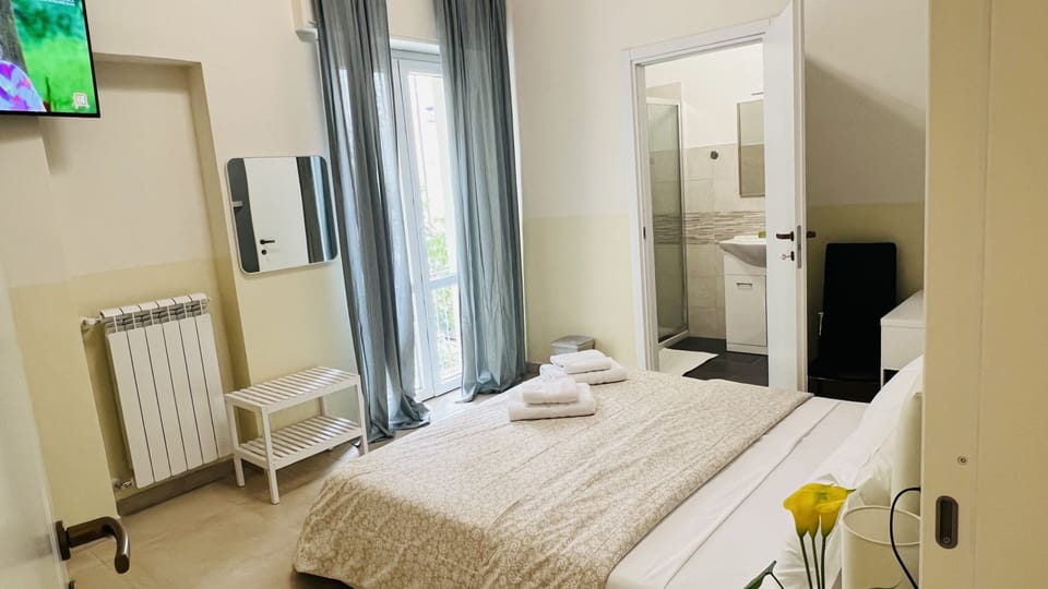 Standard Room, Balcony | Egyptian cotton sheets, premium bedding, down comforters